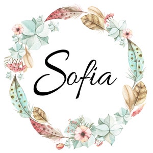 Puede incluir: Corona de acuarela con plumas, suculentas y flores en tonos azules, verdes, rosas y marrones. El nombre "Sofia" está escrito en letras cursivas negras en el centro de la corona.