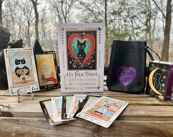 Könnte beinhalten: Ein Cat Folk Tarot-Set mit einem Kartenspiel, einem Leitfaden und einem schwarzen Kordelzugbeutel mit einem lila Herzdesign. Die Kartenbox und die Karten haben Katzenillustrationen. Das Handbuch lautet "Enthält 78 Karten und ein 161-seitiges Handbuch."