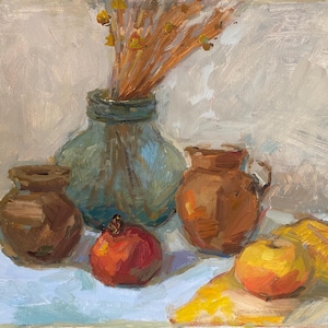 Könnte beinhalten: Ölgemälde eines Stilllebens. Ein blau-grünes Glasgefäß enthält getrocknete Weizenähren. Zwei kleine braune Töpfe, ein brauner Krug, ein roter Granatapfel und ein gelber Apfel sind auf einer blau-weißen Oberfläche angeordnet.