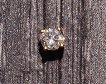 0.10 Carat Single Natural Diamond Stud Earring in Yellow Gold