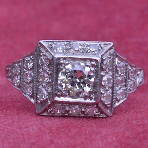 Anillo de compromiso Art Déco de platino con halo