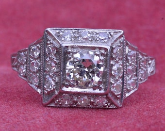 Anillo de compromiso Art Déco de platino con halo