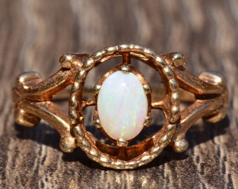 Retro Opal Ring in Yellow Gold