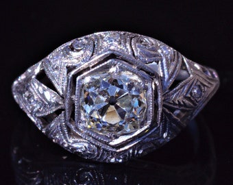 Anillo de compromiso antiguo de filigrana en platino.