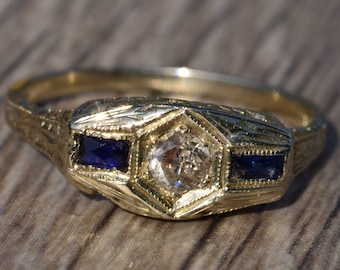 Anello antico con zaffiro e diamanti in oro bianco