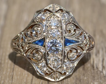 Anello antico in filigrana di platino e oro bianco 18 carati con diamanti e zaffiri incastonati.