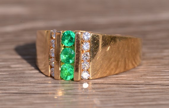 Colombian Emerald and Diamond Ring in Yellow Gold - image 2