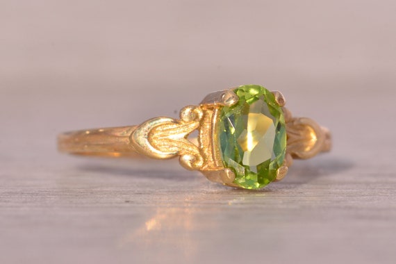 Peridot Ring in Yellow Gold with Patterned Shank - image 5