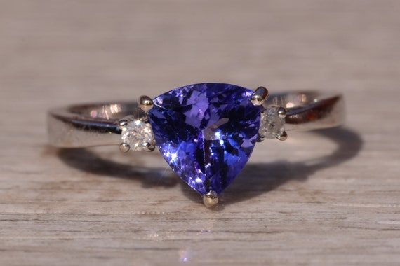 Tanzanite and Diamond Ring in White Gold - image 6