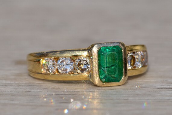 Ladies 18K Emerald and Diamond Ring - image 5