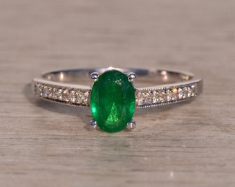 Anillo de esmeralda y diamantes en oro blanco