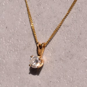 Prong Set Natural Diamond Solitaire Hänge i Gult Guld bild 2