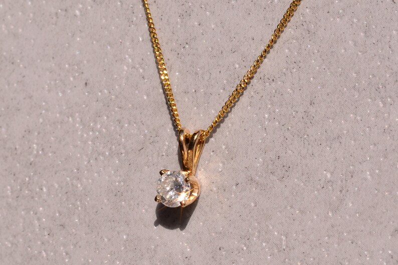 Prong Set Natural Diamond Solitaire Hänge i Gult Guld bild 2