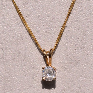 Prong Set Natural Diamond Solitaire Hänge i Gult Guld bild 1