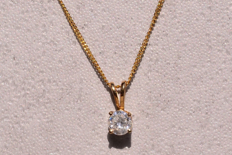 Prong Set Natural Diamond Solitaire Hänge i Gult Guld bild 1