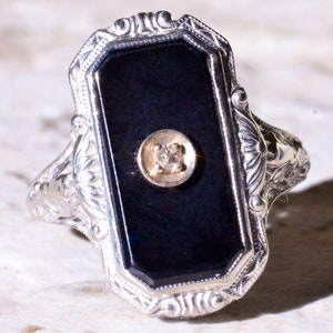 Anillo de filigrana antiguo engastado con ónix y diamante