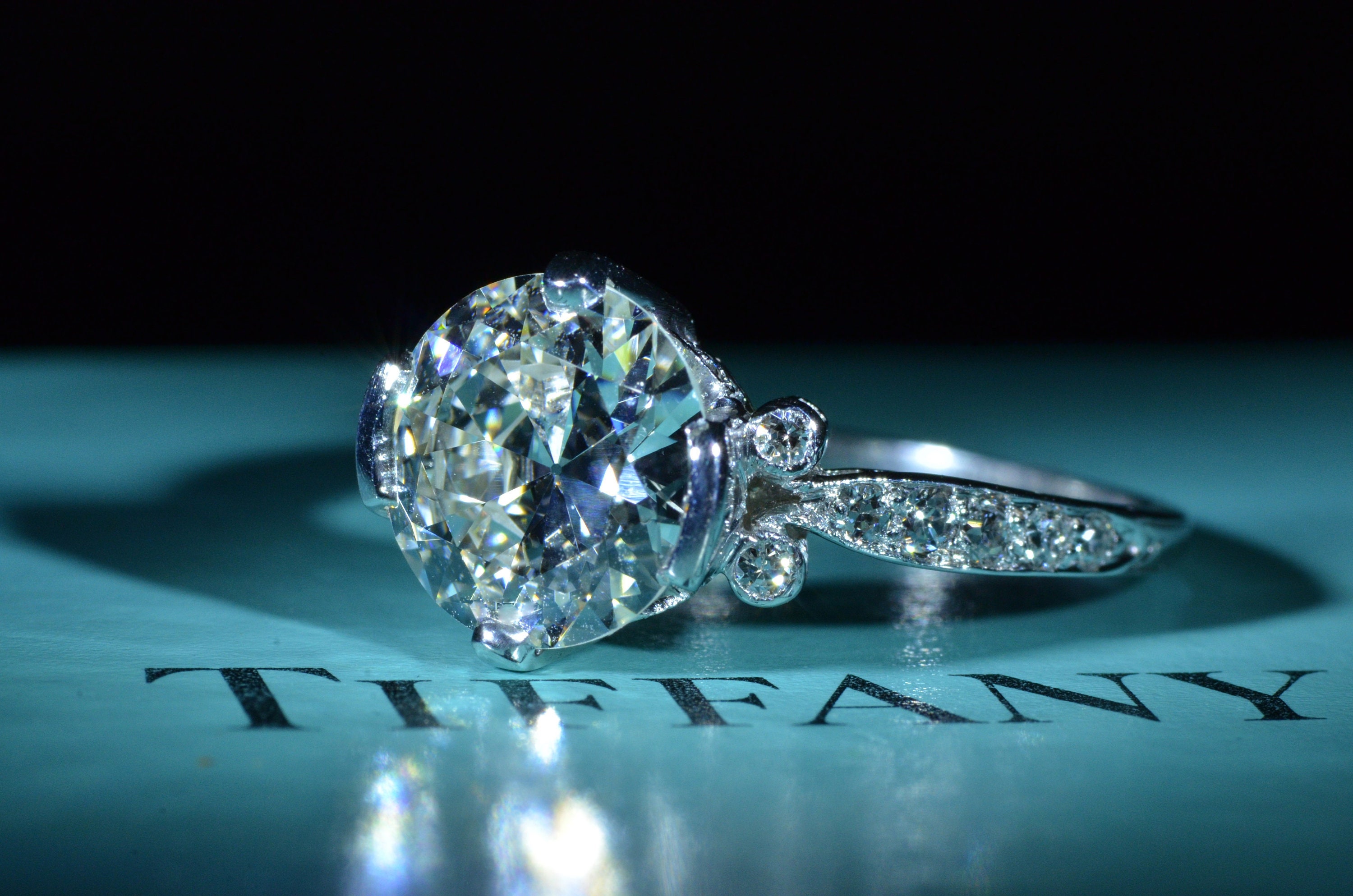 Engagement ring shop holder tiffany