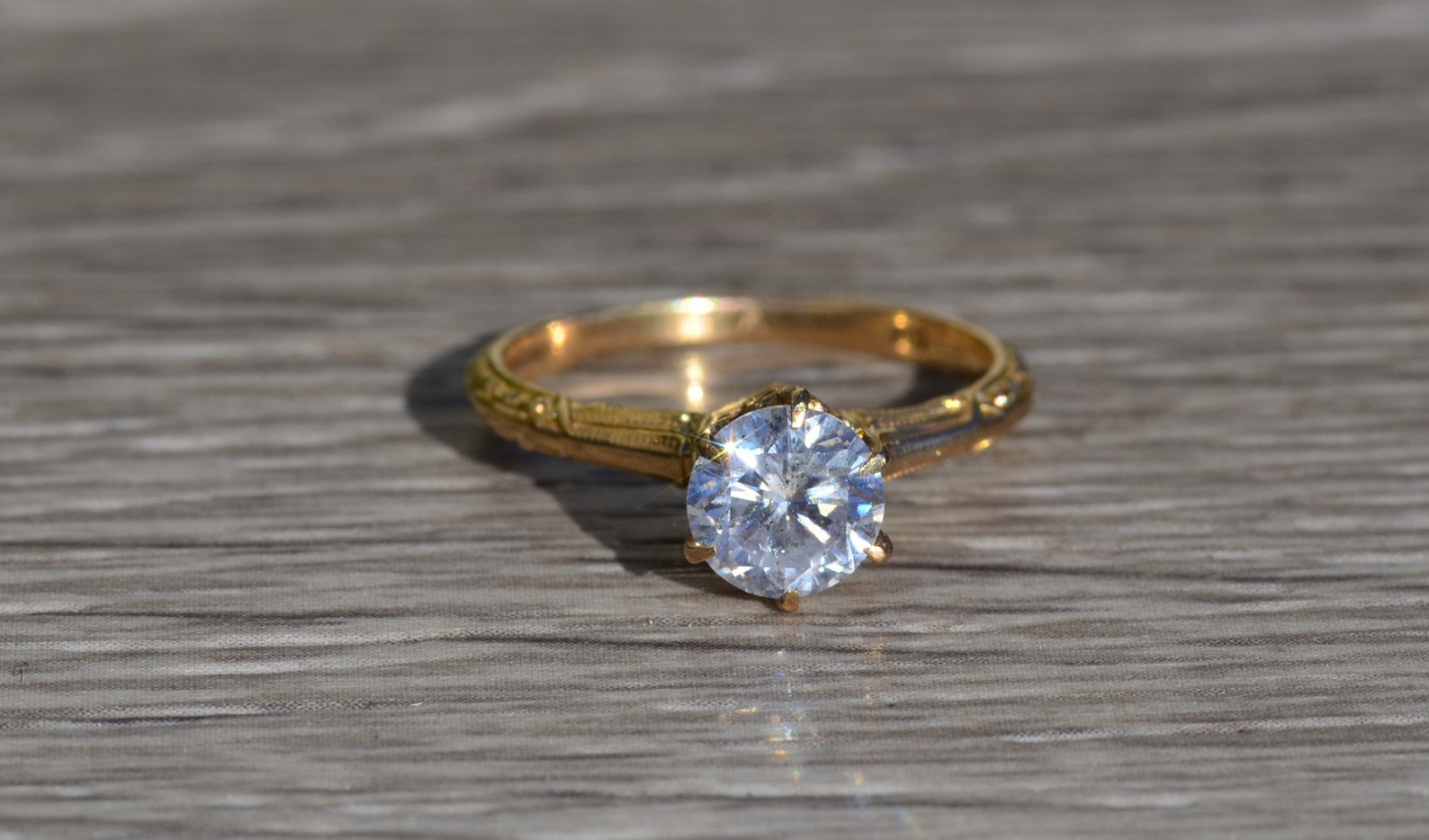 Anillo de compromiso grabado a mano