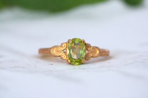 Peridot Ring in Yellow Gold with Patterned Shank - image 10