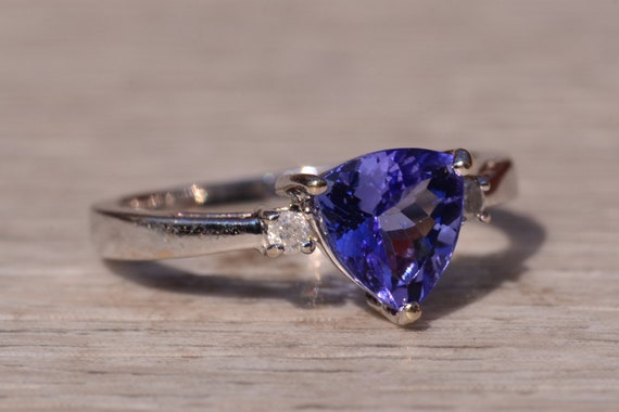 Tanzanite and Diamond Ring in White Gold - image 5