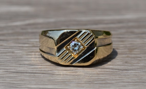 Gentlemen's 14K Gold Cocktail Ring set with 0.10 … - image 6