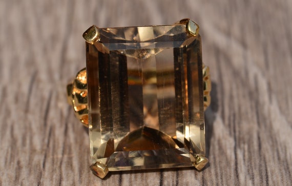 Impressive Quartz Ring in 14 Karat Yellow Gold - image 5