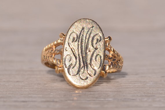 Vintage Signet Ring in Yellow Gold - image 1