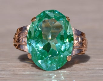 Anillo antiguo de oro rosa engastado con espinela cultivada en laboratorio.