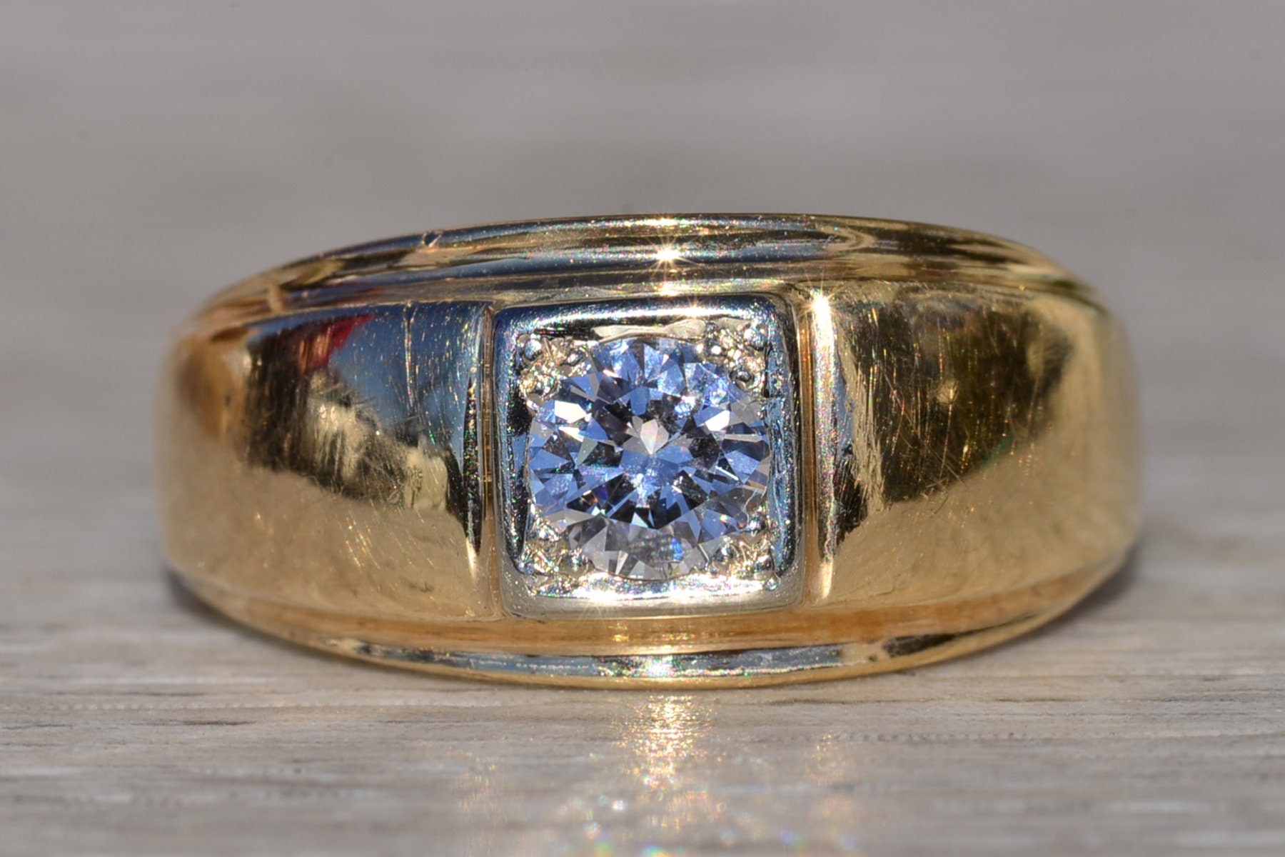 0.54 CT ダイヤモンドをセットした紳士用 14K ゴールド