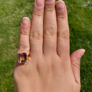 Smaragdslipad ametrinring i gult guld bild 9