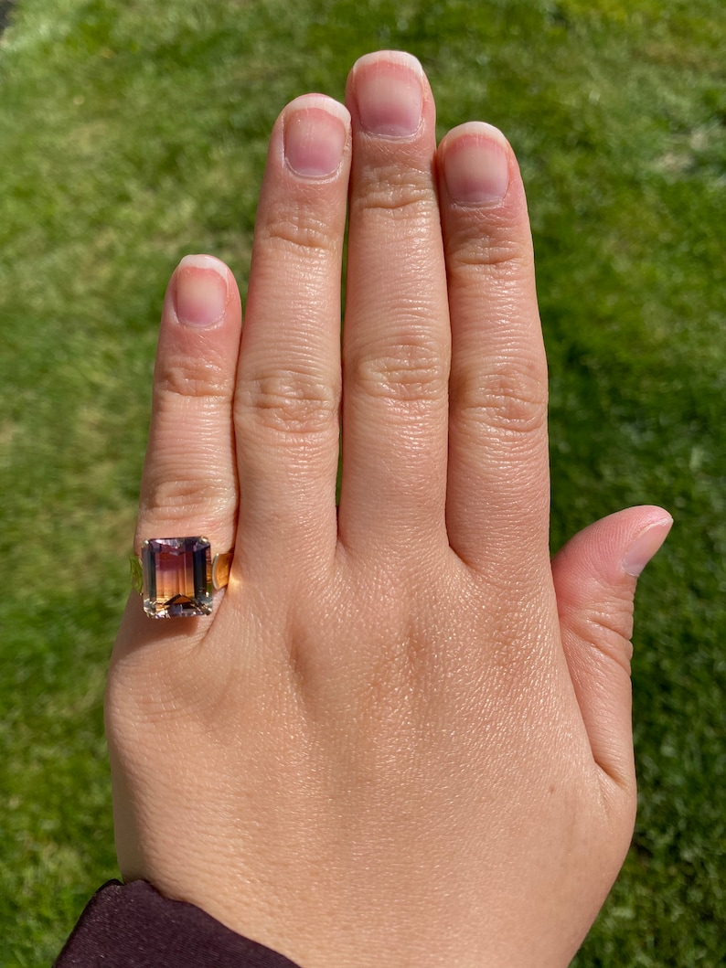 Smaragdslipad ametrinring i gult guld bild 9