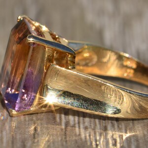Smaragdslipad ametrinring i gult guld bild 4