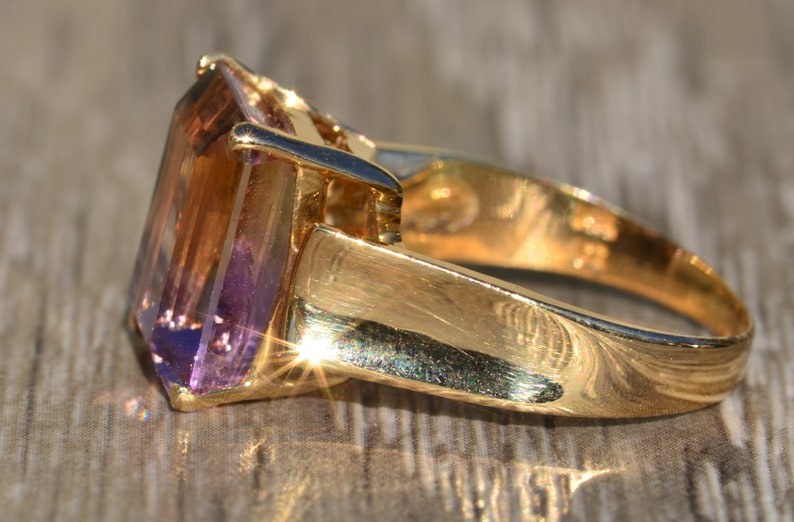 Smaragdslipad ametrinring i gult guld bild 4