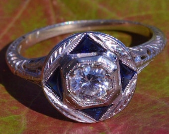 Anillo de compromiso antiguo de filigrana con zafiro y diamantes en oro blanco de 20 quilates