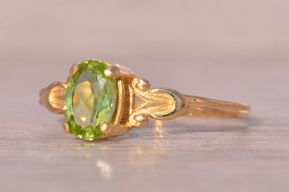 Peridot Ring in Yellow Gold with Patterned Shank - image 2