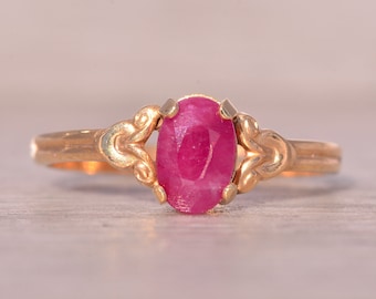 Natural Ruby Ring in Yellow Gold with Patterned Sides