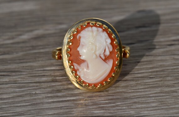 Ladies Antique Cameo Ring in 14K Yellow Gold - image 6