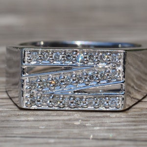 Anillo de oro blanco y diamantes de caballero