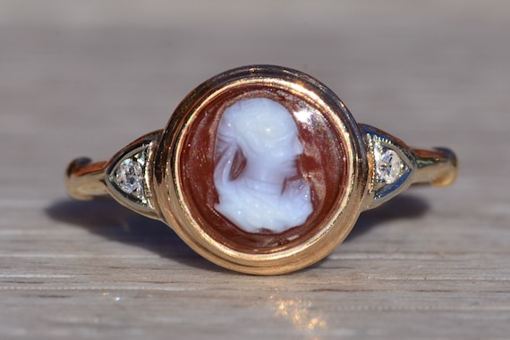 Ladies Antique Italian Carved Shell Cameo Ring in 14K Gold
