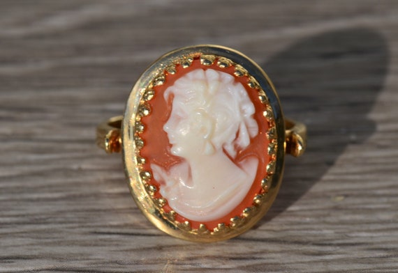 Ladies Antique Cameo Ring in 14K Yellow Gold - image 1