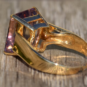 Smaragdslipad ametrinring i gult guld bild 5