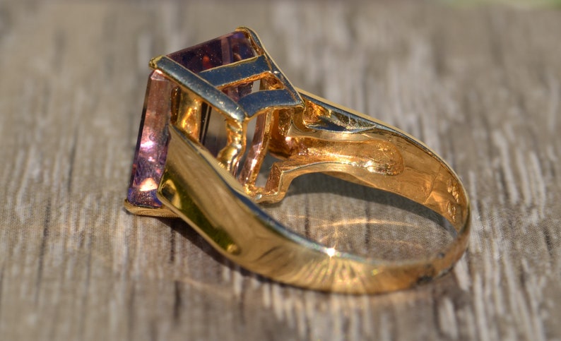 Smaragdslipad ametrinring i gult guld bild 5