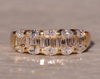 Splendido anello da cocktail con diamanti in oro giallo.