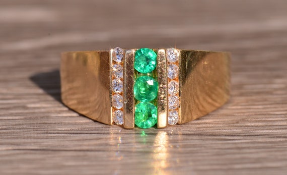 Colombian Emerald and Diamond Ring in Yellow Gold - image 1