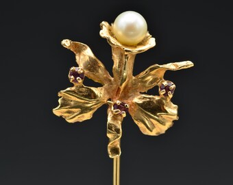 Broche de pérola em formato de flor dourada amarela
