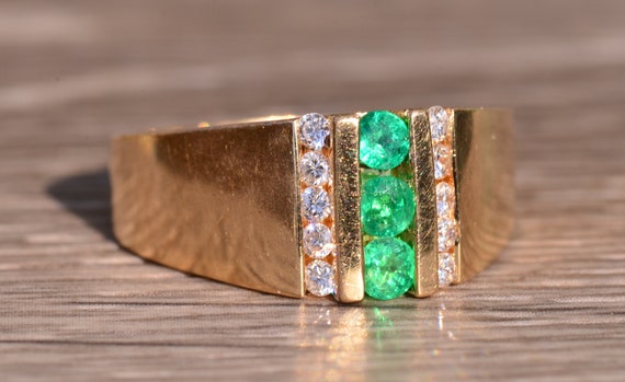 Colombian Emerald and Diamond Ring in Yellow Gold - image 5