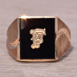 Anillo de cóctel de caballero vintage con inicial F tallada y ónix en oro amarillo