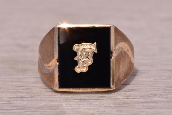 ヴィンテージ紳士用オニキスとFのイニシャル彫刻が施されたイエロー