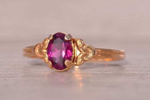 Amethyst Ring in Yellow Gold with Patterned Edge - image 2