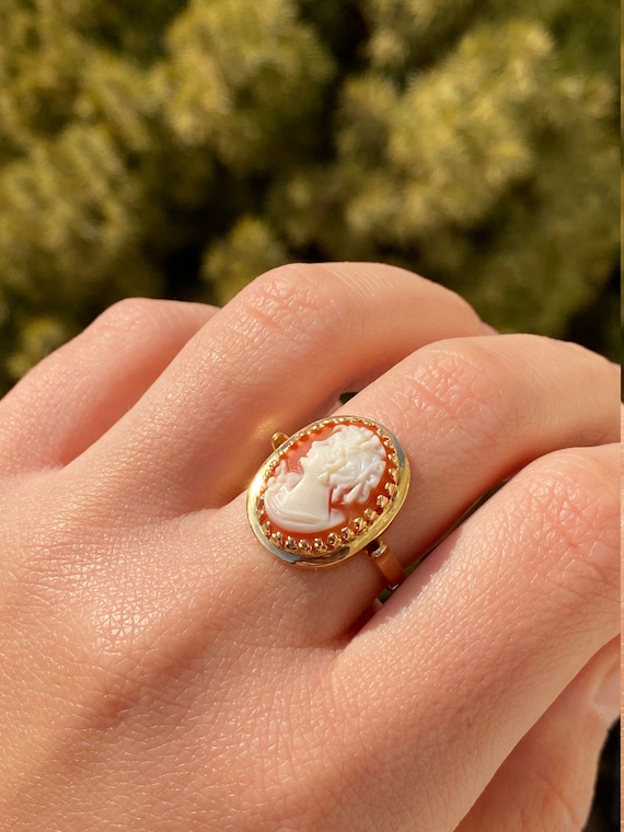 Ladies Antique Cameo Ring in 14K Yellow Gold - image 9